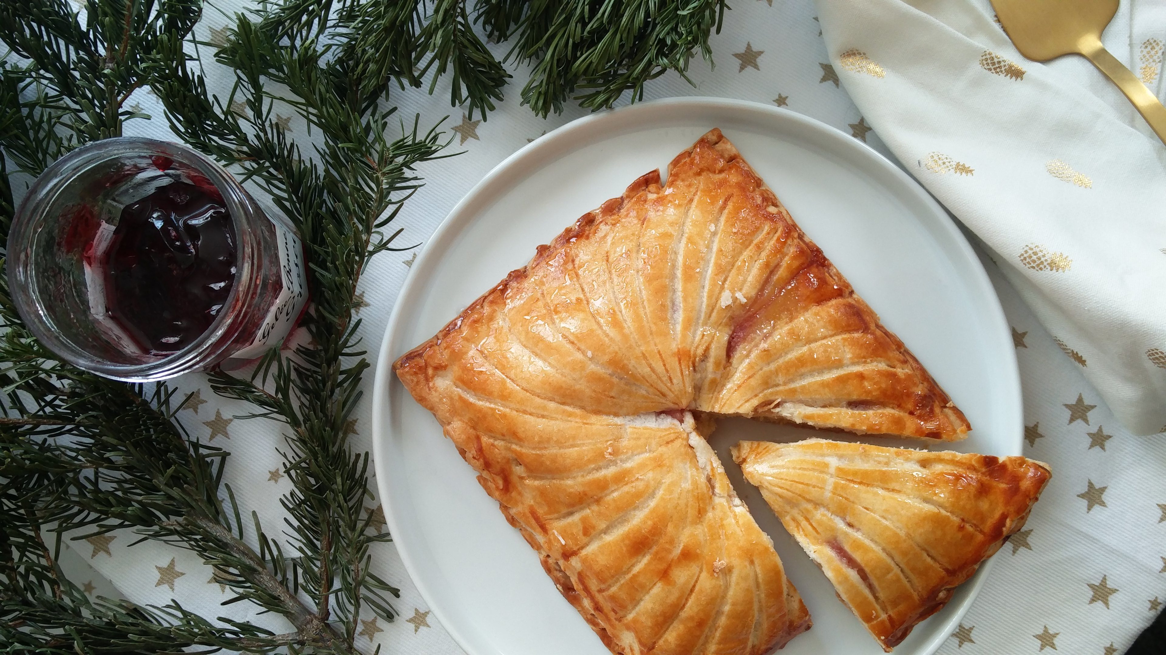 Galette des rois sans gluten à la crème d amande pomme et groseilles